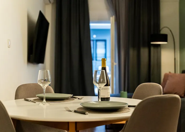 Nueve / There's No Place Like *