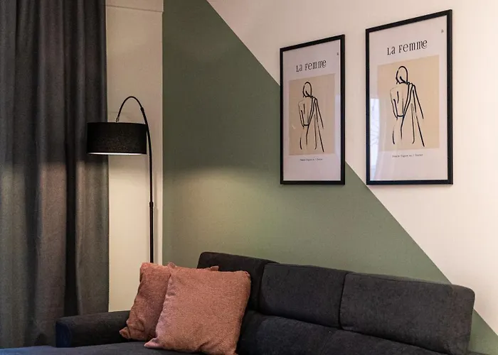 Nueve / There's No Place Like *