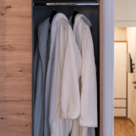 Nueve / There's No Place Like