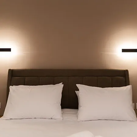 Nueve / There's No Place Like * Patras