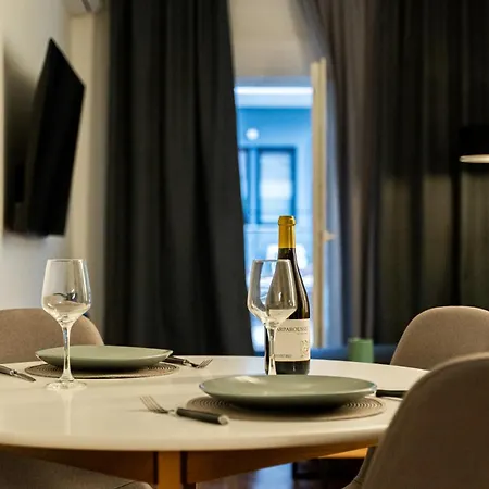 Nueve / There's No Place Like *