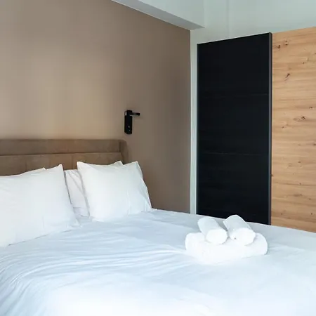 Nueve / There's No Place Like