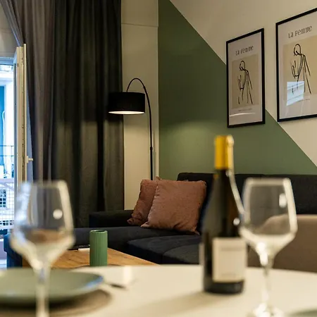 Nueve / There's No Place Like