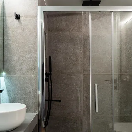 Nueve / There's No Place Like