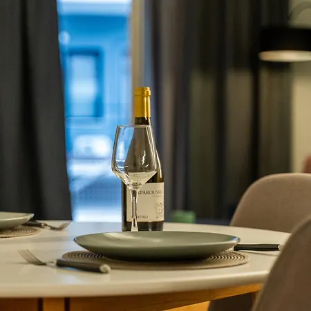 Nueve / There's No Place Like Appartement