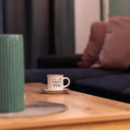 Nueve / There's No Place Like Appartement