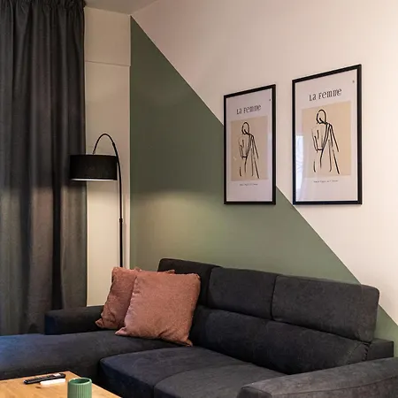 Nueve / There's No Place Like *