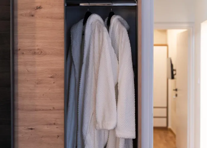 Nueve / There's No Place Like