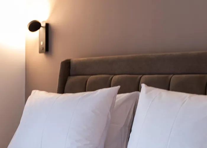 Nueve / There's No Place Like *